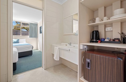 Devonport Hotel | Discover Sunrise Devonport: Family-Friendly with Breakfast