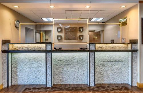 Central Business District Hotel | Convenient Comfort Inn Downtown - Ideal for Families