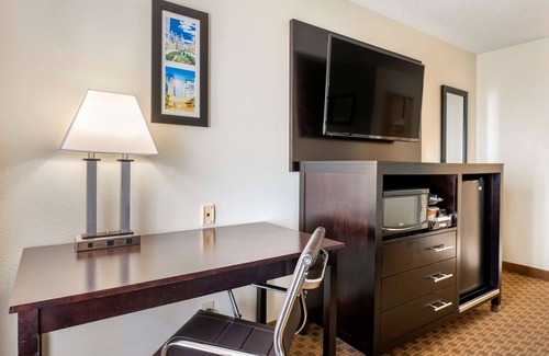 Indianapolis Hotel | Relax at Comfort Inn East with Pool, Spa & Family-Friendly Amenities