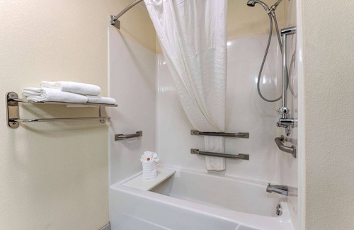 Indianapolis Hotel | Relax at Comfort Inn East with Pool, Spa & Family-Friendly Amenities