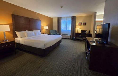 Ferdinand Hotel | Relaxing Comfort Inn: Family-Friendly Retreat with Pool