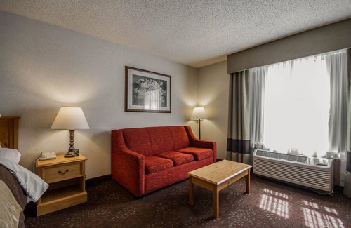 Fond du Lac Hotel | Comfort Inn: Enjoy a Relaxing Stay with Pool and Spa