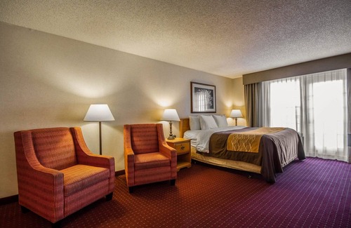 Fond du Lac Hotel | Comfort Inn: Enjoy a Relaxing Stay with Pool and Spa