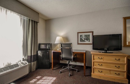 Fond du Lac Hotel | Comfort Inn: Enjoy a Relaxing Stay with Pool and Spa
