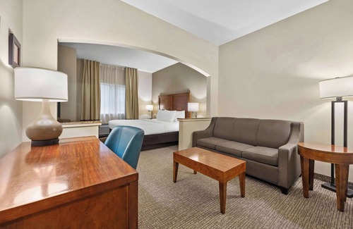 Fort Myers Hotel | Inviting Comfort Inn Fort Myers Northeast with Pool & Restaurant