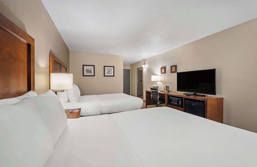 Fort Myers Hotel | Inviting Comfort Inn Fort Myers Northeast with Pool & Restaurant