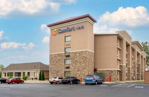 Hammond Hotel | Relax at Comfort Inn Hammond I-94 with Oceanfront Pool