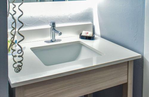 Hyannis Hotel | Relax at Comfort Inn Hyannis - Cape Cod with Pool & Breakfast