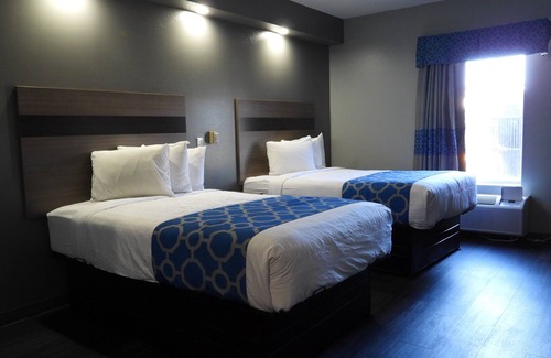 Lafayette Hotel | Convenient Comfort Inn Lafayette North: Pool & Dining Options