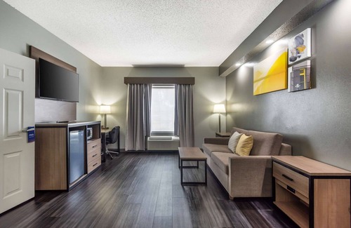 Lafayette Hotel | Convenient Comfort Inn Lafayette North: Pool & Dining Options
