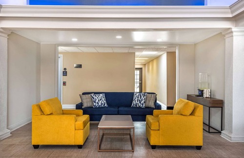 Lafayette Hotel | Convenient Comfort Inn Lafayette North: Pool & Dining Options