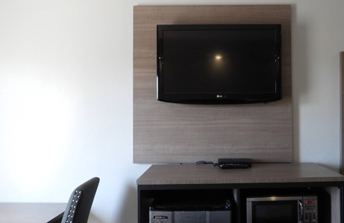 Lafayette Hotel | Convenient Comfort Inn Lafayette North: Pool & Dining Options