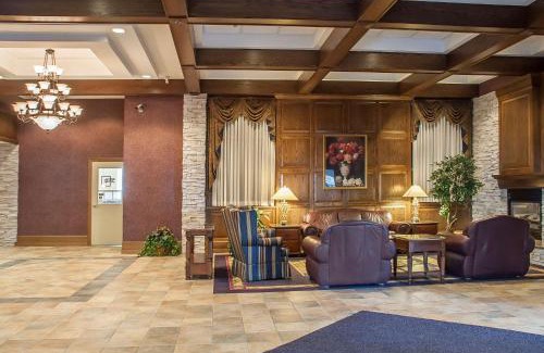 Niagara Falls Hotel | Discover Comfort Inn Lundy's Lane with Pool and Ocean Views