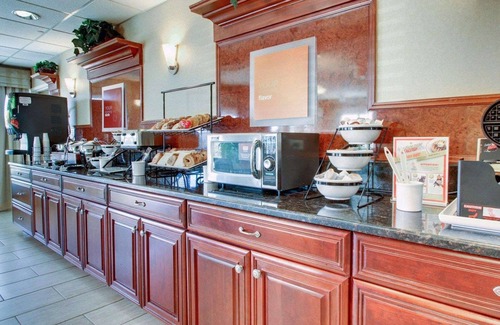 Kreole Hotel | Explore Comfort Inn Moss Point - Pascagoula with Pool Access