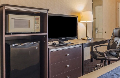 Retsil Hotel | Comfort Inn On the Bay: Family-Friendly with Delicious Dining