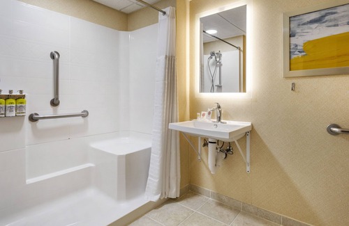 Paramus Hotel | Inviting Comfort Inn Paramus with Spa & Family Amenities