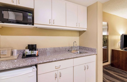 Northeast Pensacola Hotel | Experience Comfort Inn Pensacola - Ideal for Families & Relaxation