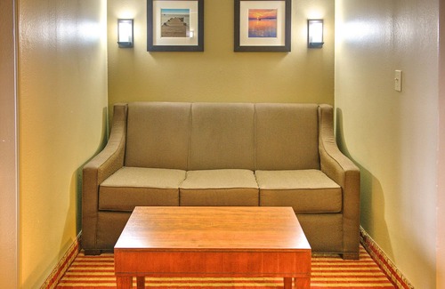 Northeast Pensacola Hotel | Experience Comfort Inn Pensacola - Ideal for Families & Relaxation