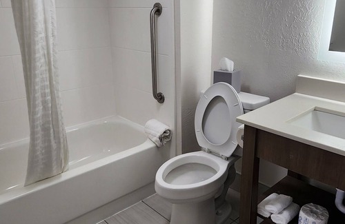Northeast Pensacola Hotel | Experience Comfort Inn Pensacola - Ideal for Families & Relaxation