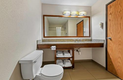 Rhinelander Hotel | Inviting Comfort Inn Rhinelander with Pool & Breakfast Options