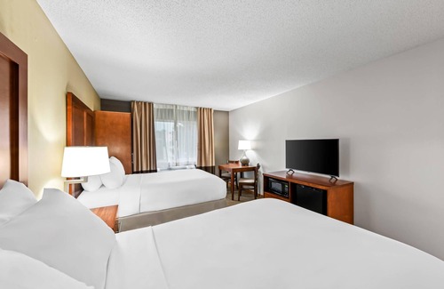 Rhinelander Hotel | Inviting Comfort Inn Rhinelander with Pool and Ocean Views