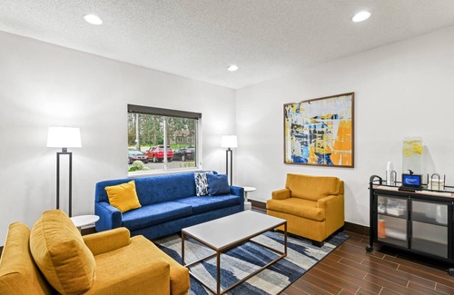 Rhinelander Hotel | Inviting Comfort Inn Rhinelander with Pool and Ocean Views