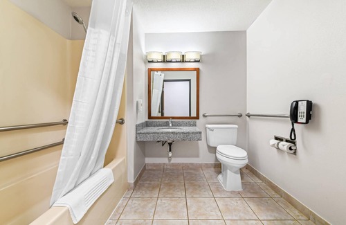 Rhinelander Hotel | Inviting Comfort Inn Rhinelander with Pool and Ocean Views