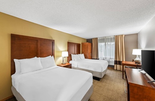 Rhinelander Hotel | Inviting Comfort Inn Rhinelander with Pool and Ocean Views