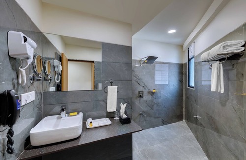 Ahmedabad Hotel | Comfort Inn Sapphire Chandkheda: Family-Friendly Retreat