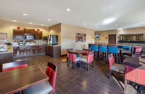 Shelbyville Hotel | Welcoming Comfort Inn Shelbyville North with Pool & Breakfast