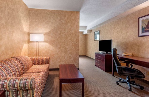 Sturgeon Falls Hotel | Budget-Friendly Comfort Inn Sturgeon Falls with Pool & Breakfast