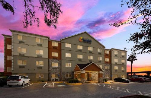 St. Johns Hotel | Welcoming Comfort Inn & Suites with Pool and Family Amenities