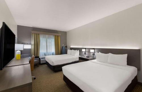St. Johns Hotel | Welcoming Comfort Inn & Suites with Pool and Family Amenities