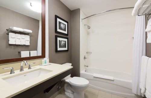 Campbell River Hotel | Exceptional Comfort Inn & Suites with Pool and Spa Access