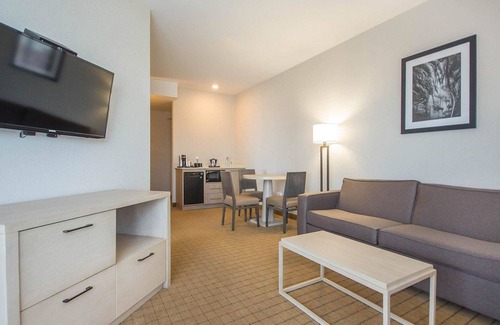 Campbell River Hotel | Exceptional Comfort Inn & Suites with Pool and Spa Access