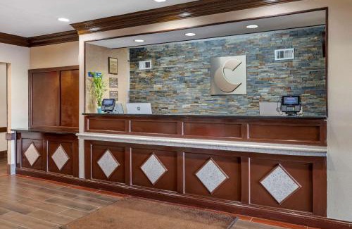 Clifton Hotel | Family-Friendly Comfort Inn & Suites with Relaxing Hot Tub
