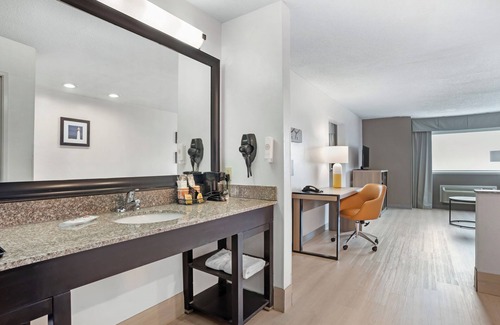 Long Beach Hotel | Budget-Friendly Comfort Inn & Suites at Crystal Inn Sportsplex