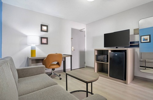 Long Beach Hotel | Budget-Friendly Comfort Inn & Suites at Crystal Inn Sportsplex