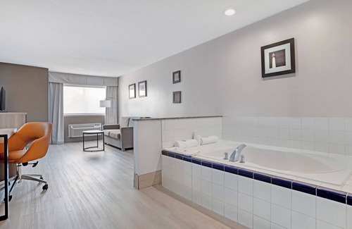 Long Beach Hotel | Budget-Friendly Comfort Inn & Suites at Crystal Inn Sportsplex