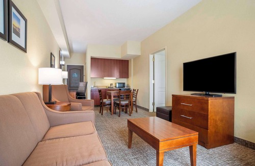 Malbis Hotel | Enjoy Comfort Inn & Suites Mobile with Pool and Spa Access