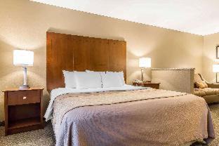 Carbon Cliff Hotel | Cozy Comfort Inn & Suites East Moline with Pool Access