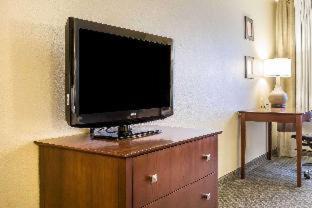 Carbon Cliff Hotel | Cozy Comfort Inn & Suites East Moline with Pool Access