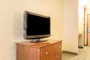 Carbon Cliff Hotel | Cozy Comfort Inn & Suites East Moline with Pool Access