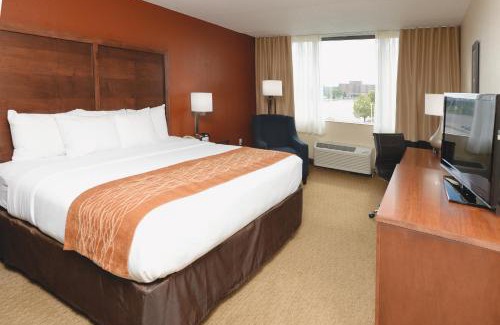 Downtown Des Moines Hotel | Pet-Friendly Comfort Inn & Suites with Pool and Hot Tub