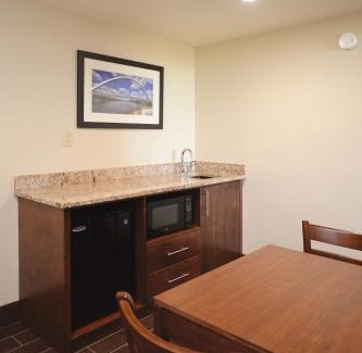 Downtown Des Moines Hotel | Pet-Friendly Comfort Inn & Suites with Pool and Hot Tub