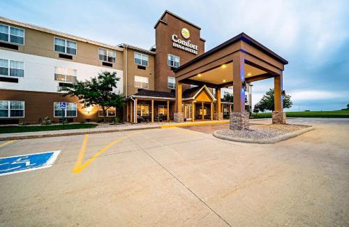 Independence Hotel | Relaxing Comfort Inn & Suites Independence with Pool Access