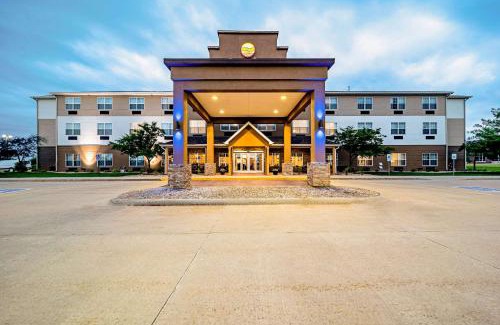 Independence Hotel | Relaxing Comfort Inn & Suites Independence with Pool Access