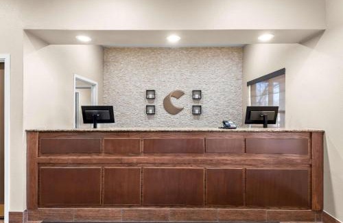 Independence Hotel | Relaxing Comfort Inn & Suites Independence with Pool Access