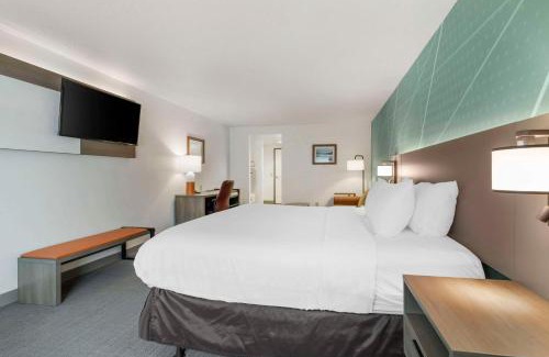 Lake George Hotel | Cozy Comfort Inn & Suites with Oceanfront Pool Access