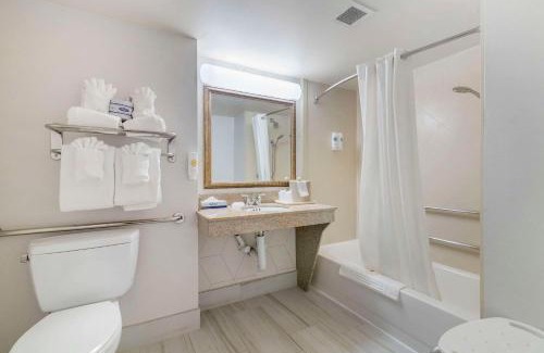 Lake George Hotel | Cozy Comfort Inn & Suites with Oceanfront Pool Access
